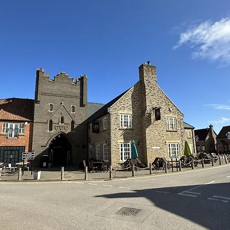 Admirals - Part Of The The Bay Village With Pool, Gym And Direct Access, Pub, Restaurant, Tennis And Meadows Walks *