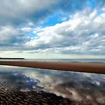 Admirals - Part Of The The Bay Village With Pool, Gym And Direct Access, Pub, Restaurant, Tennis And Meadows Walks