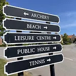 Feriehus Admirals - Part Of The The Bay Village With Pool, Gym And Direct Access, Pub, Restaurant, Tennis And Meadows Walks *