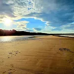 Admirals - Part Of The The Bay Village With Pool, Gym And Direct Access, Pub, Restaurant, Tennis And Meadows Walks *